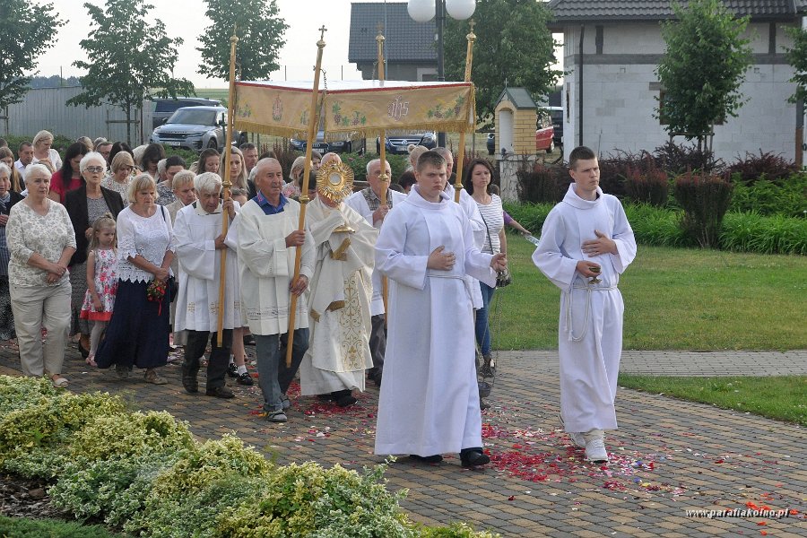 64 Procesja eucharystyczna.jpg